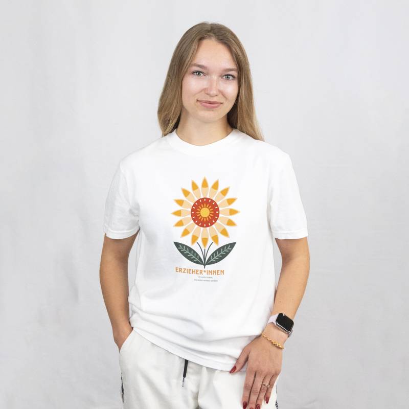 Erzieherinnen Pflanzen Wunder - Liebevolles T-Shirt Mit Herzspruch von MerkerHarmsDesigns