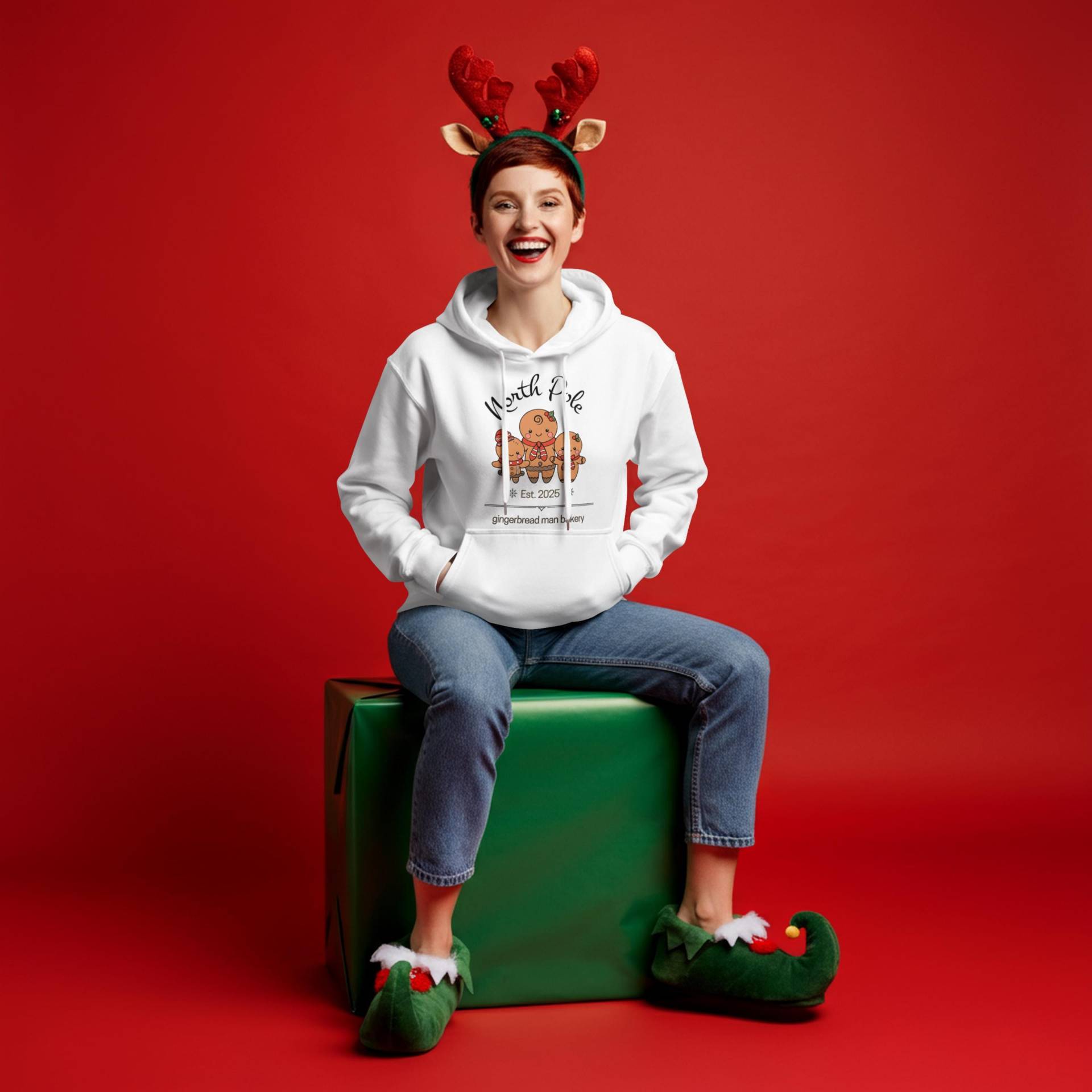 North Pole Gingerbread Man Hoodie, Süßes Gingerbread Motiv, Geschenk Für Weihnachten, Weihnachtsbäckerei Hoodie von MerkerHarmsDesigns