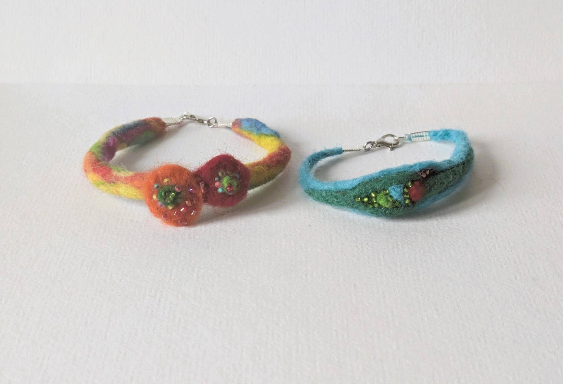 Armbänder Gefilzt Und Bestickt von MerlesJewellery