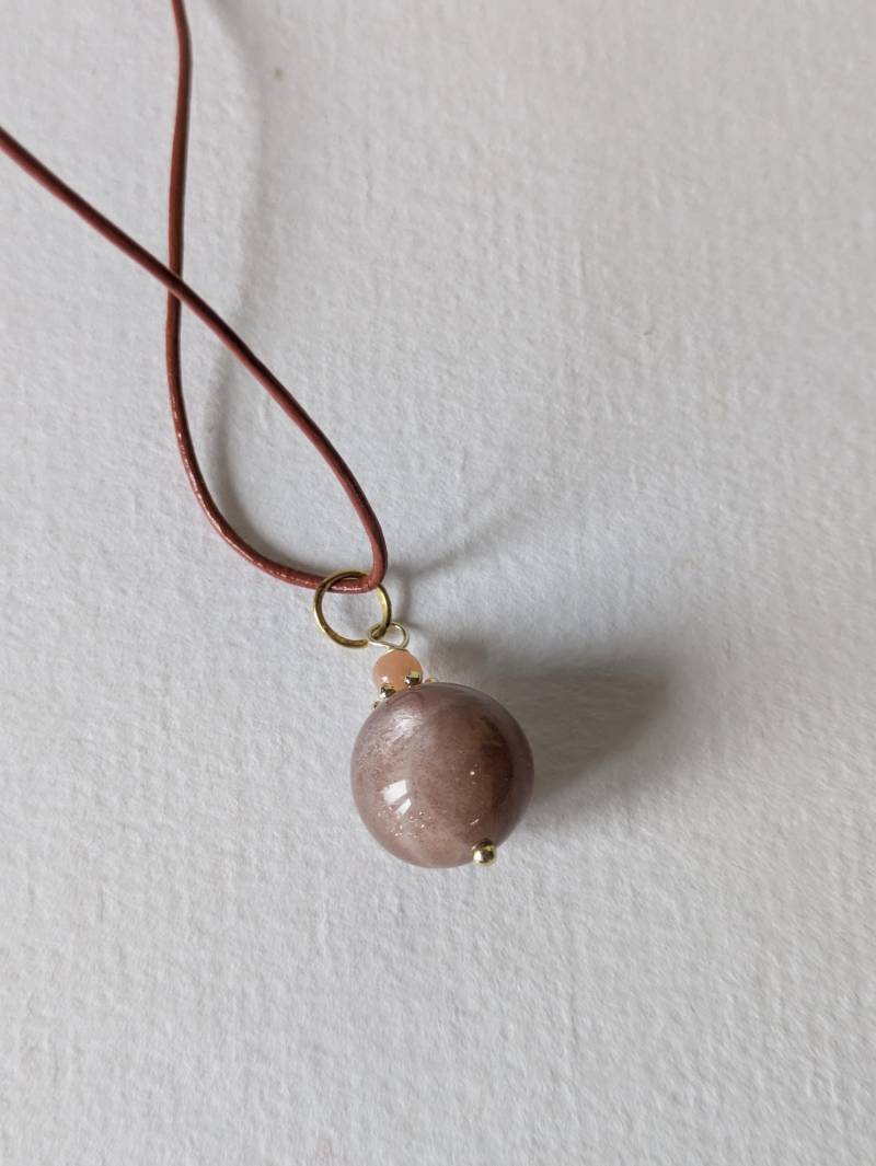 Lange Lederkette Pfirsichmondsteinkugel von MerlesJewellery