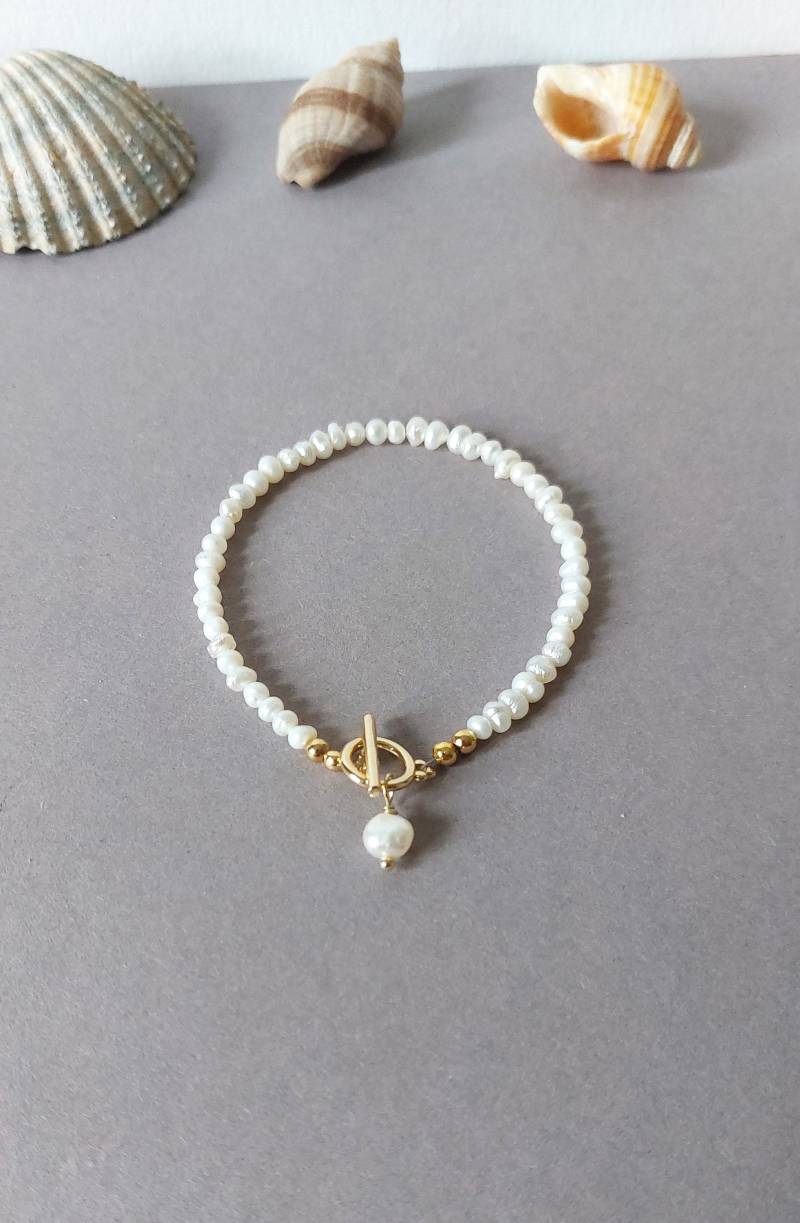 Süßwasserperlenarmband Knebelverschluss Gold Brautschmuck Süßwasserperlenarmband Knebelverschluss Gold Brautschmuck von MerlesJewellery