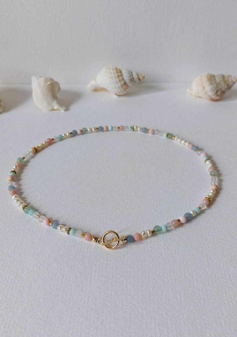 Süßwasserperlenkette Pastellfarben Knebelverschluss Edelsteine Gold von MerlesJewellery