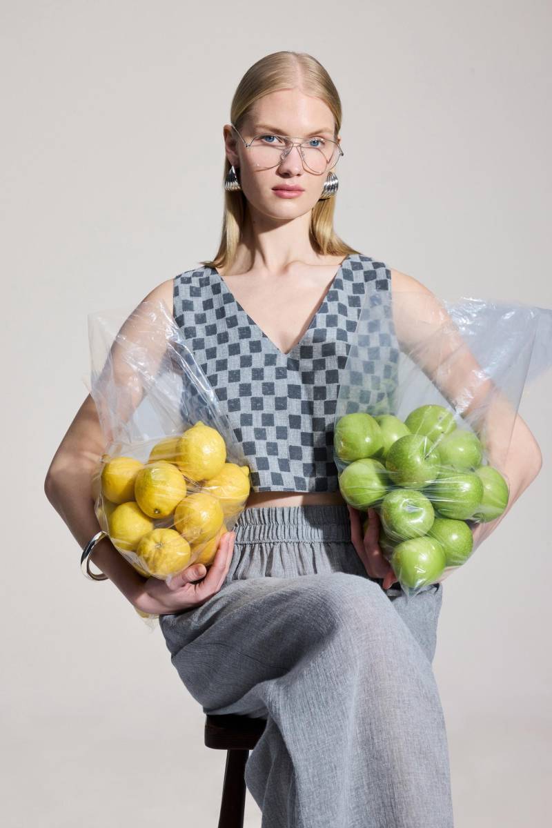 Grau Kariertes Crop Top | Baumwoll-Leinen V-Ausschnitt Mit Holzschnitt Bedruckte Bluse von MerleyResortWear