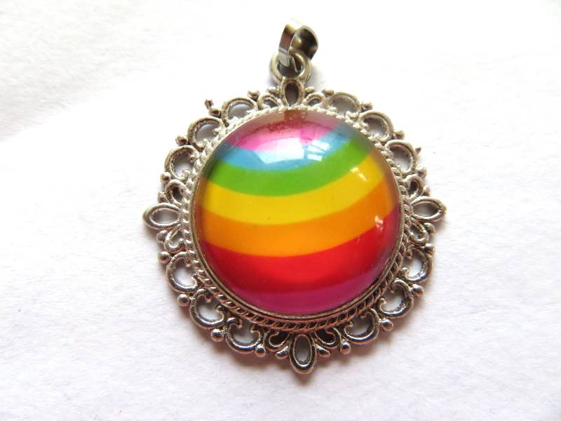Anhänger-Cabochon - Hübsche Regenbogenfarben - Auf Silberplatte Montiert-Handarbeit -Filigrane Silbereinfassung -Kostenlose Kette-Perfektes Geschenk von MerlinsCaveShop