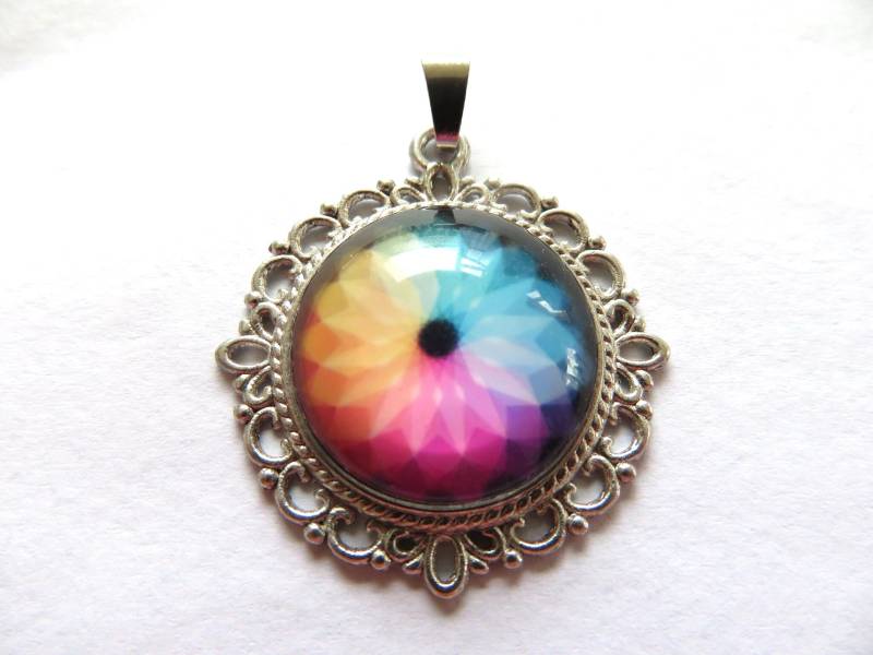 Anhänger-Cabochon - Hübsche Regenbogenfarben - Auf Silberplatte Montiert-Handarbeit-Filigrane Silbereinfassung -Kostenlose Kette-Perfektes Geschenk von MerlinsCaveShop