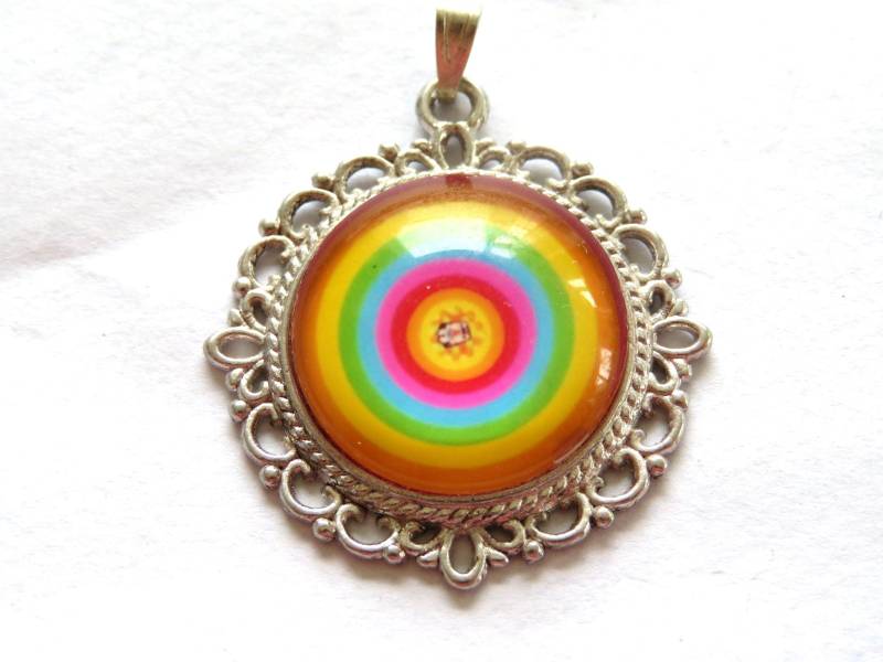 Anhänger-Cabochon - Multi Farbig - Auf Silberplatte Montiert-Handarbeit -Filigrane Silbereinfassung -Kostenlose Kette-Perfektes Geschenk von MerlinsCaveShop