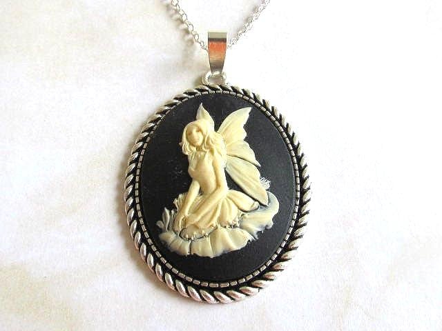 Anhänger-Fee-Cameo-Handmade - Rückseite Schwarzgrundig- Mit Silberfarbenem Tablett Nach Wahl. Länge Der Silberkette-Geschenk Anhänger-Fee-Cameo-Handmade - Rückseite Schwarzgrundig- Mit Silberfarbenem Tablett Nach Wahl. Länge Der Silberkette-Geschenk von MerlinsCaveShop