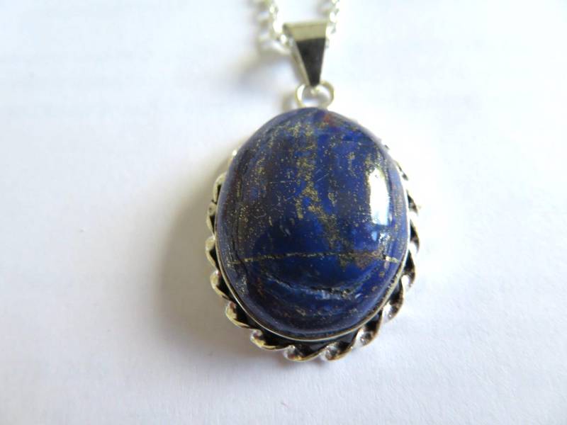 Anhänger - Lapislazuli Ovaler Edelstein Lapis Lazuli in Filigrane Silberplatte Gefasst Gratis Silberkette von MerlinsCaveShop