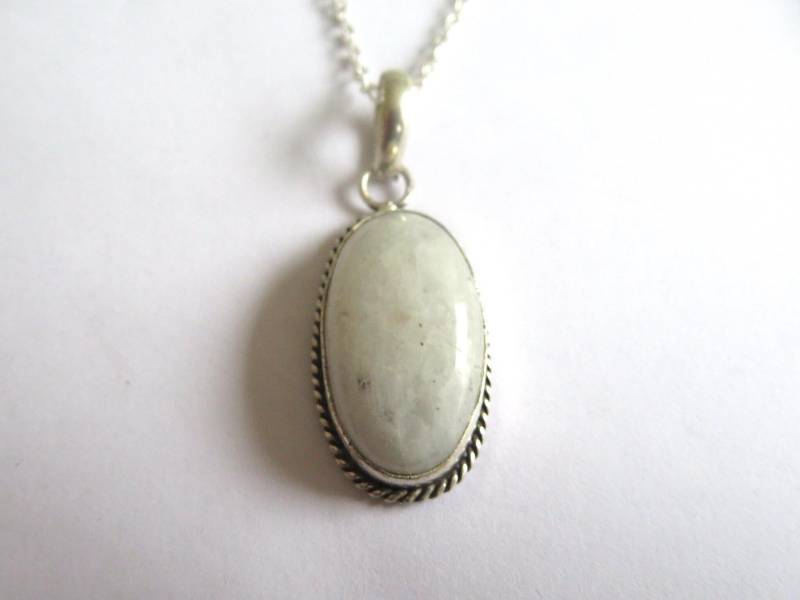 Anhänger-Oval Weißer MondsteinMit Filigranen Silber UmgebenKostenlose Halskette-Geschenk von MerlinsCaveShop
