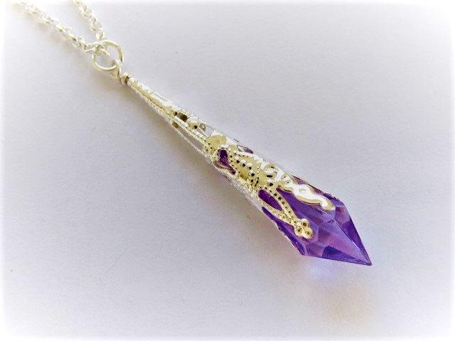 Lavender Facettierte Tear Drop Silber Filigrane Anhänger Schmuck. Hübsche Silberne Schmuckstücke Mit Kristalltropfenanhänger Lavender Facettierte Tear Drop Silber Filigrane Anhänger Schmuck. Hübsche Silberne Schmuckstücke Mit Kristalltropfenanhänger von MerlinsCaveShop