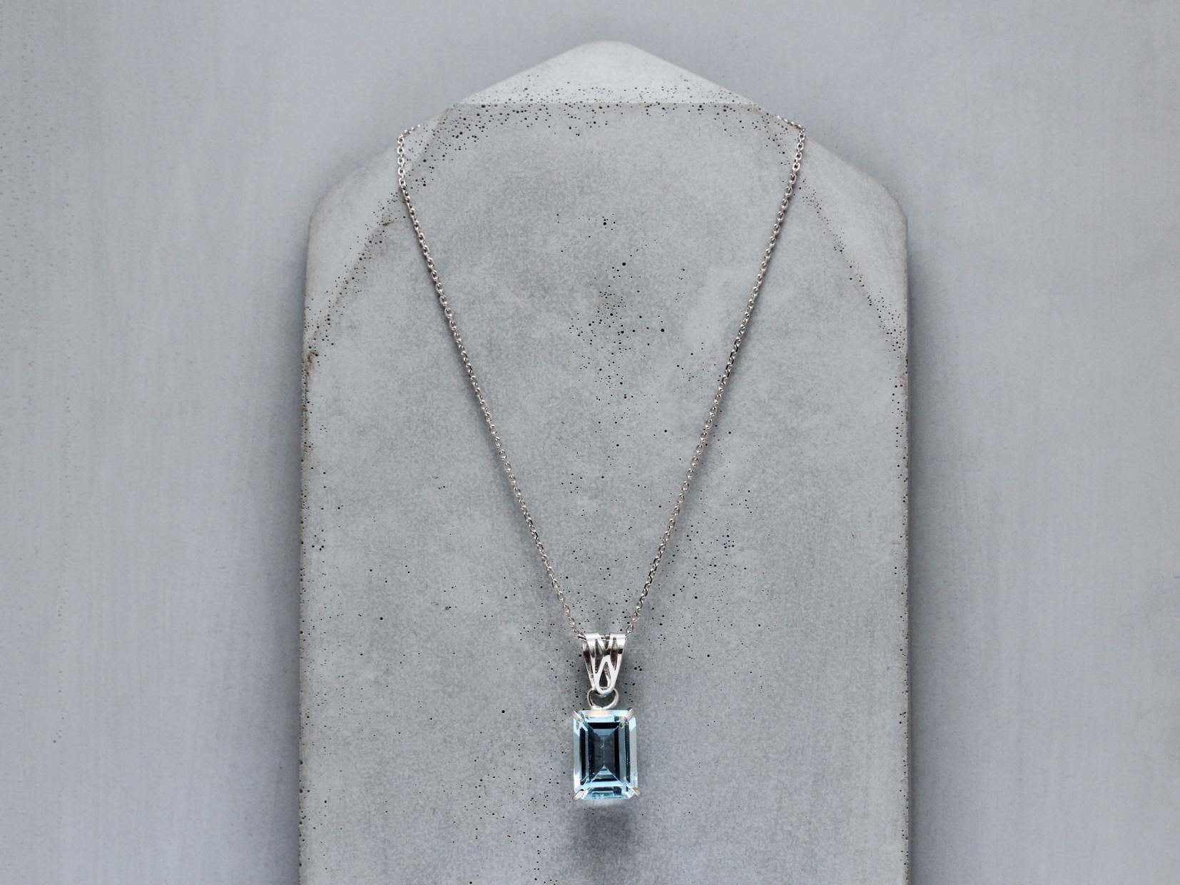 18 Karat Weißgold Blautopas Anhänger Halskette - 16 in Der Kette von MerlinsJewellers