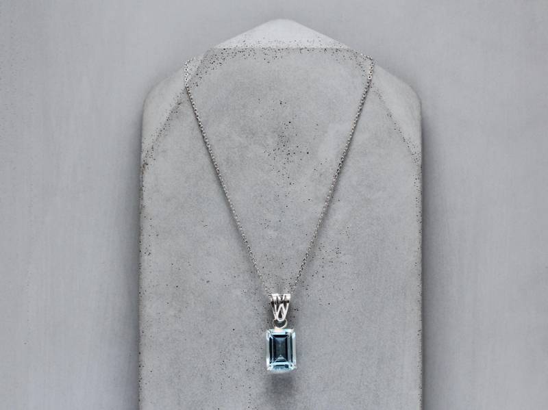 18 Karat Weißgold Blautopas Anhänger Halskette - 16 in Der Kette von MerlinsJewellers