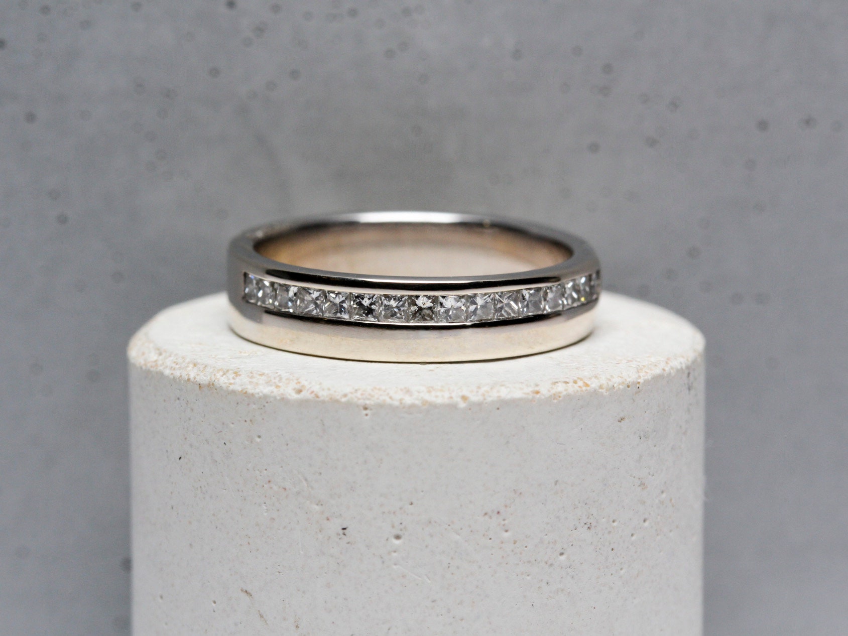 18 Karat Weißgold Diamant Pave Bandring | Uk Größe 1/2 von MerlinsJewellers