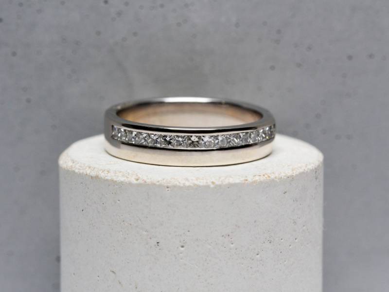 18 Karat Weißgold Diamant Pave Bandring | Uk Größe 1/2 von MerlinsJewellers