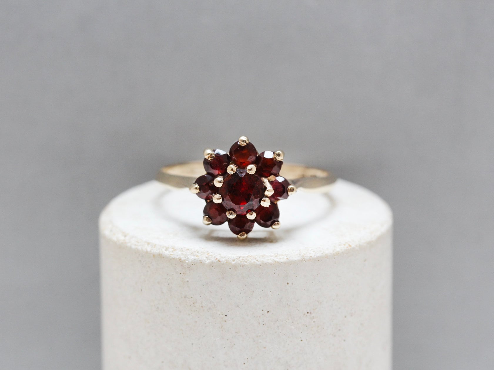 9 Karat Gelbgold, Granat Ring Uk Größe N von MerlinsJewellers