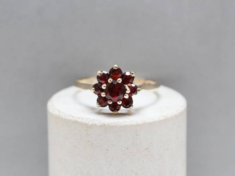 9 Karat Gelbgold, Granat Ring Uk Größe N 9 Karat Gelbgold, Granat Ring Uk Größe N von MerlinsJewellers