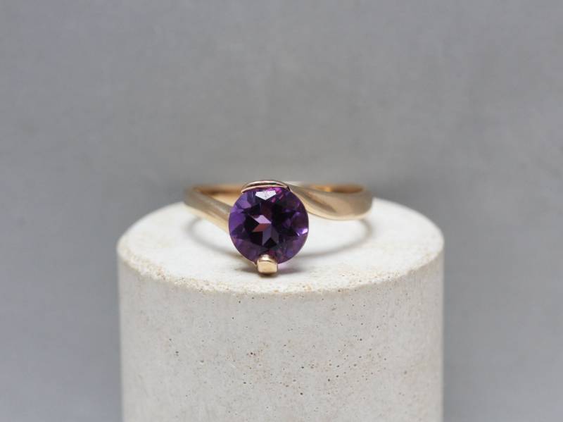 9Kt Gelbgold Amethyst Ring Mit Single Prong Tension Set Finger Gr. I von MerlinsJewellers