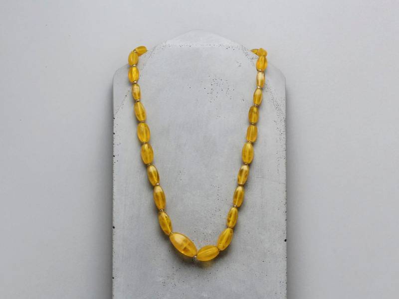 Gelbe Marmor Vintage Glaskette Mit Vergoldetem Verschluß von MerlinsJewellers