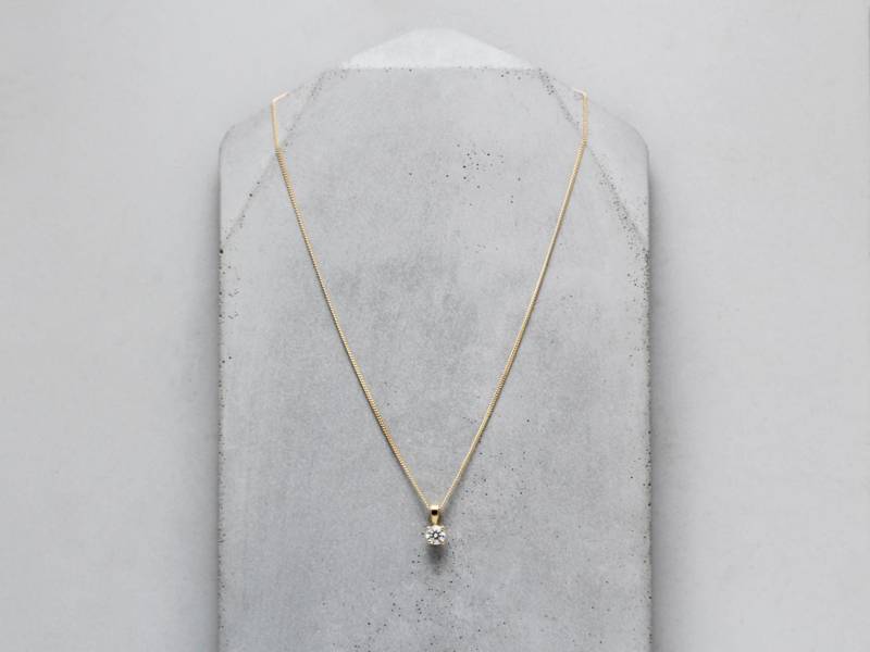 Handmade By Merlins 18 Karat Gelbgold Anhänger Mit Labradorit 0.30Ct Rundschliff von MerlinsJewellers