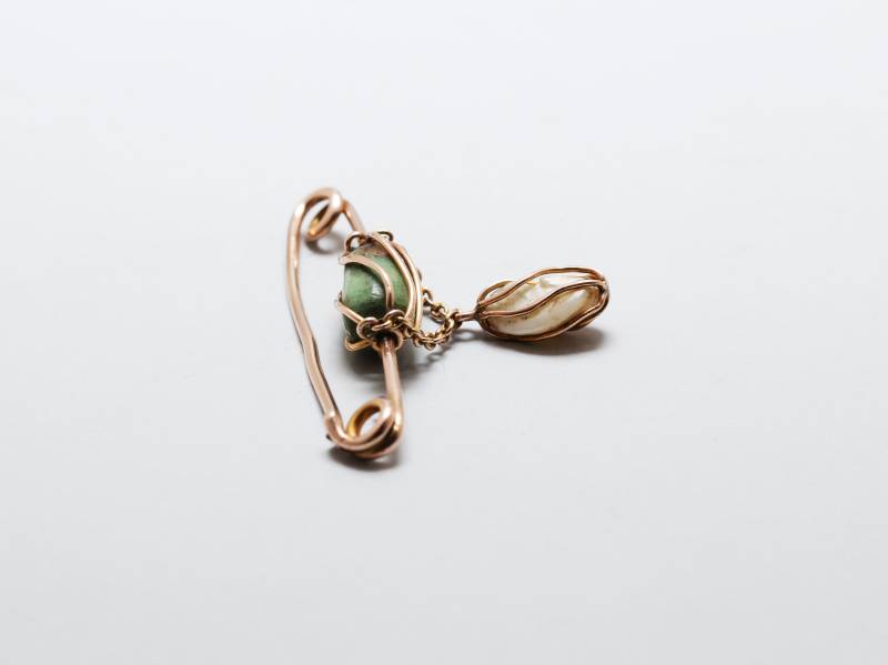 Vintage 1930 9 Karat Gelbgold, Grüner Stein Und Perlenbrosche von MerlinsJewellers