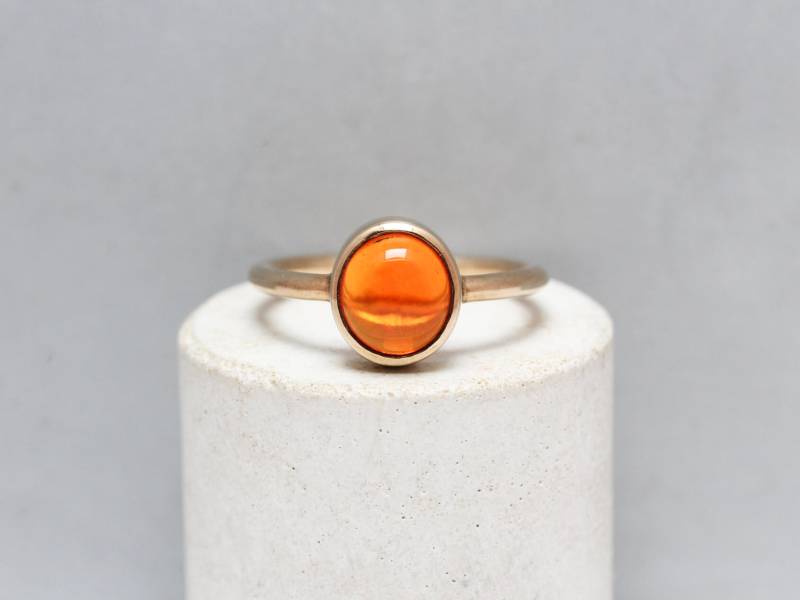 Von Merlins Handgefertigter Feueropal-Cabochon-Ring Aus 9-Karätigem Gelbgold. Uk-Größe M von MerlinsJewellers