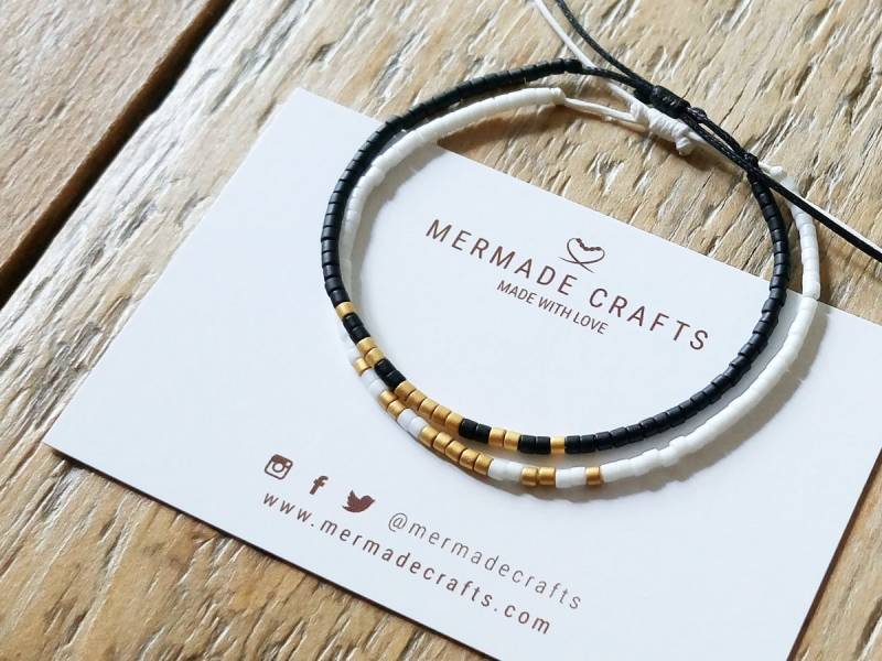 2Er Set - Schwarz & Weiß Zierliche Perlenarmbänder Mit 24 K Vergoldeten Perlen Paar Passende Oder Stapel von MermadeCraftsShop