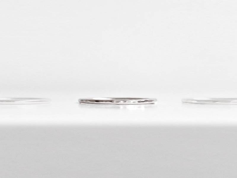 Boho Ring Aus Sterling Silber - Stapelbarer Zierlicher Dünner Hammer Strukturiert von MermadeCraftsShop