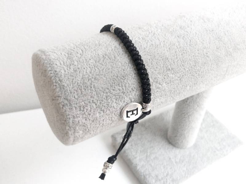 Buchstaben Anhänger Makramee Armband - Individuelles Verstellbar Verschiedene Farboptionen von MermadeCraftsShop