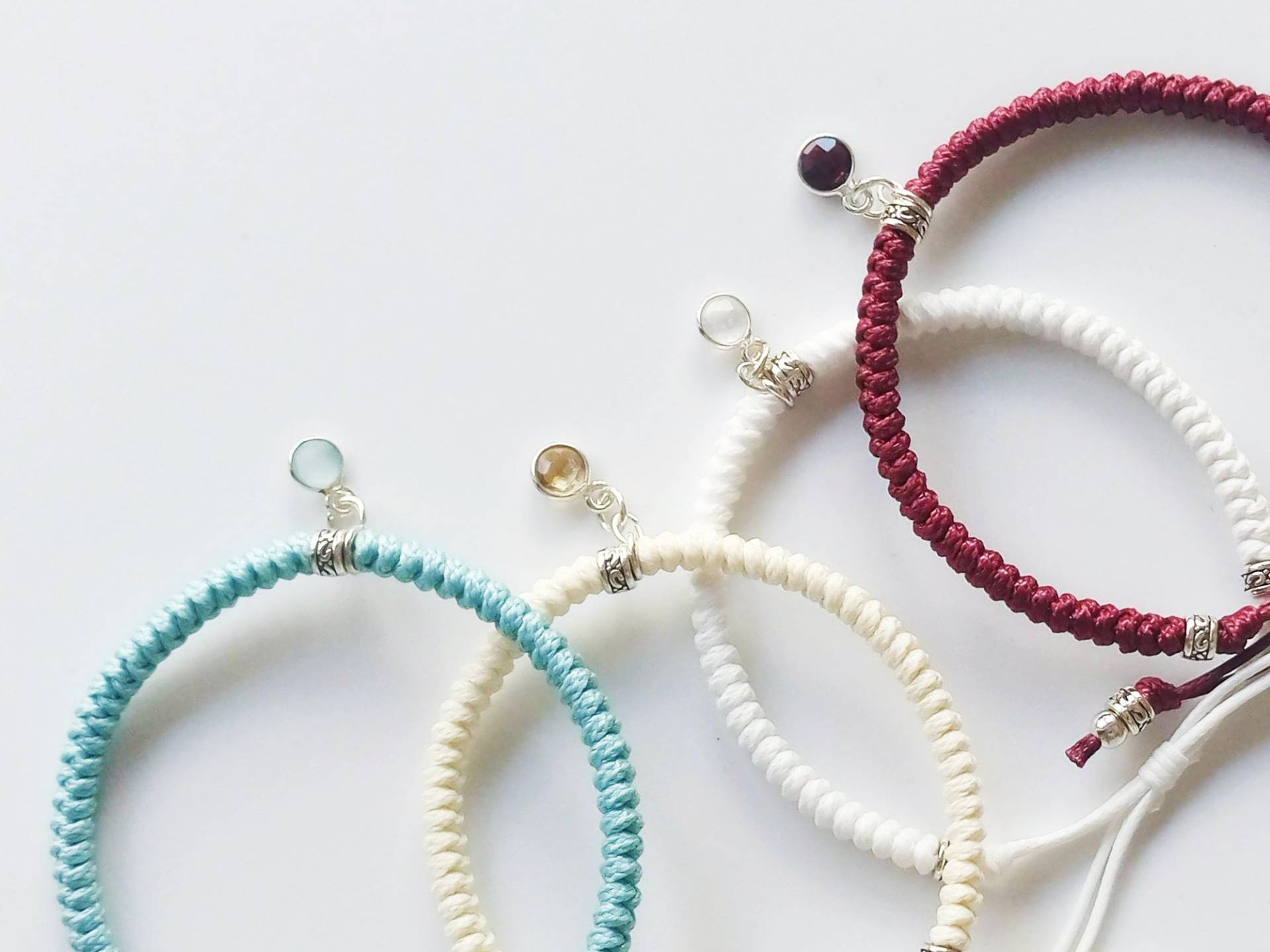 Geburtsstein Makramee Armband - Individuelles Freundschafts Muster Verstellbar Verschiedene Farbmöglichkeiten von MermadeCraftsShop