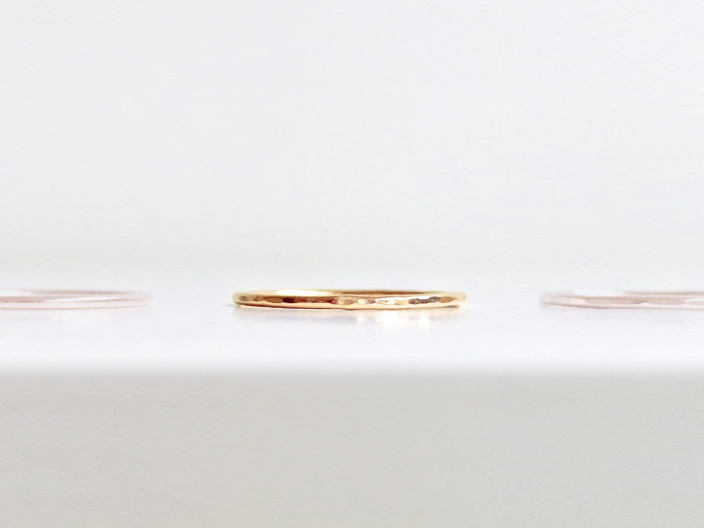 Gold Filled Boho Ring - Stapelbarer Zierlicher Dünner Hammer Strukturiert von MermadeCraftsShop