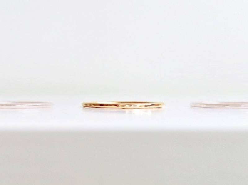 Gold Filled Boho Ring - Stapelbarer Zierlicher Dünner Hammer Strukturiert von MermadeCraftsShop