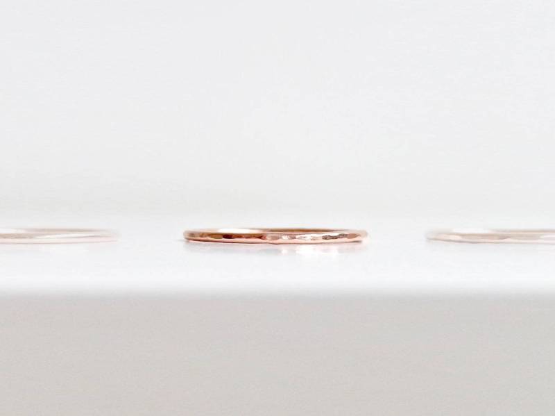 Rosegold Filled Boho Ring - Stapelbarer Zierlicher Dünner Hammer Strukturiert von MermadeCraftsShop
