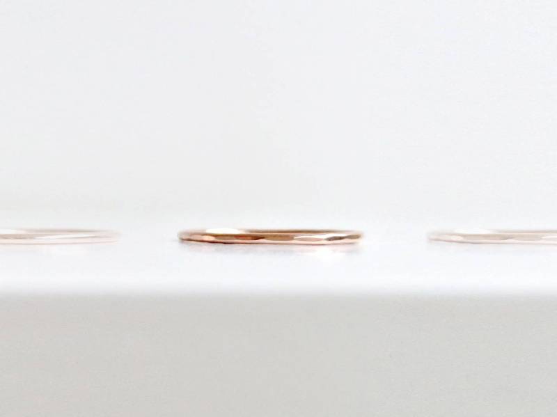 Rosegold Filled Eleganter Zierlicher Ring - Stapelbarer Dünner Eleganter Hammerschlag von MermadeCraftsShop