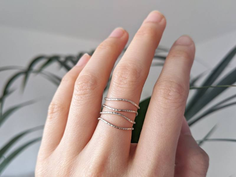 Set Von 4 Gewellten Rauen Strukturierten Ringen - Dünne Stapelringe Stapelbare Zierliche Ringe von MermadeCraftsShop