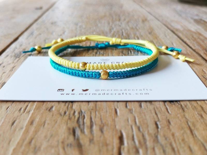 stardust Makramee Armband Mit Knoten, Goldfarbene Perlen, Schlichtes Buntes Freundschaftsarmband von MermadeCraftsShop