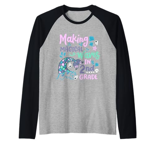 Süße Meerjungfrau-Mädchen der 2. Klasse Machen magische Wellen Raglan Süße Meerjungfrau-Mädchen der 2. Klasse Machen magische Wellen Raglan von Mermaid Back To School Little Girls Gift Store