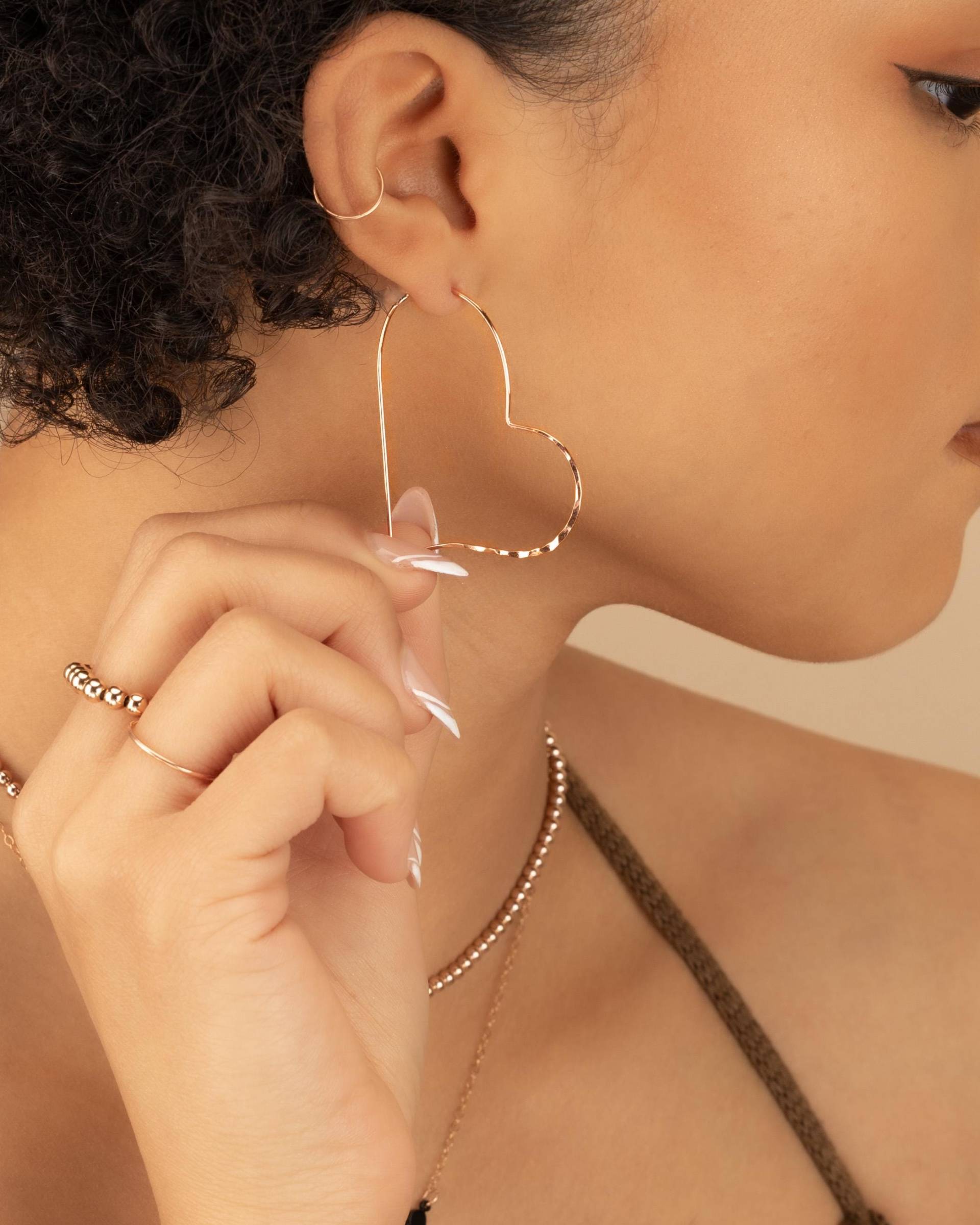 Goldene Herz Ohrringe Zarte Ohrhänger Rosegold Silber Gold Creolen Hochzeitstag Brautjungfer Geschenke Nickelfrei Eahl1Aa Goldene Herz Ohrringe Zarte Ohrhänger Rosegold Silber Gold Creolen Hochzeitstag Brautjungfer Geschenke Nickelfrei Eahl1Aa von MermaidBeadsJewelry