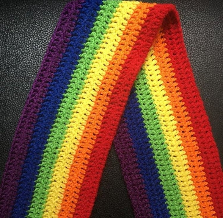 Gehäkelter Regenbogen Pride Schal Gehäkelter Regenbogen Pride Schal von MermaidCarlenaCrafts