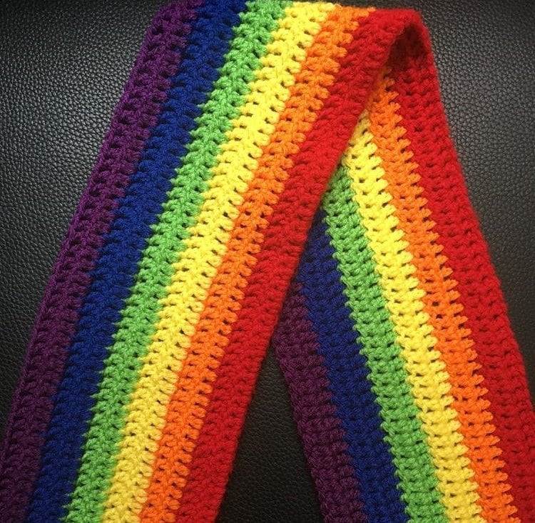 Gehäkelter Regenbogen Pride Schal Gehäkelter Regenbogen Pride Schal von MermaidCarlenaCrafts