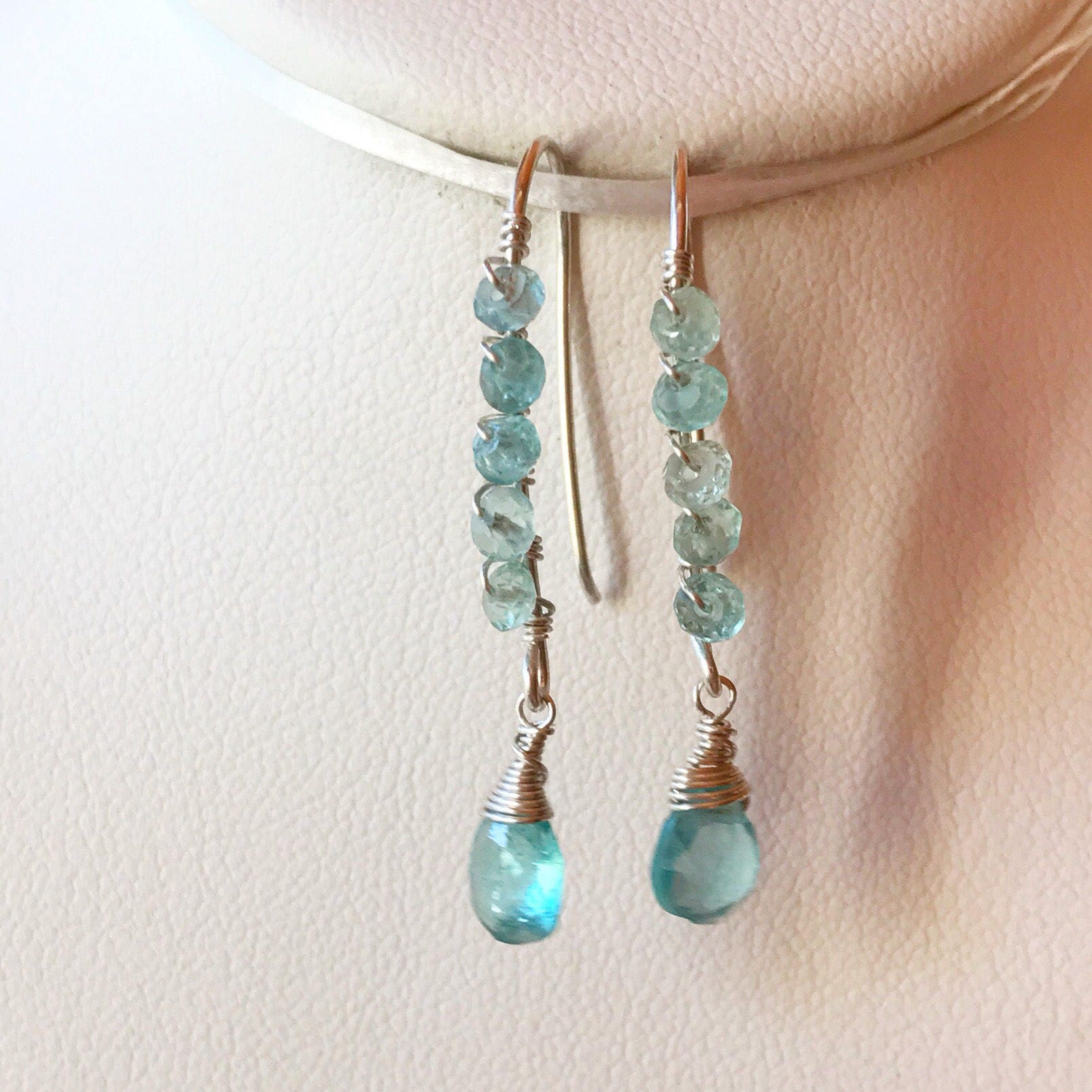 Blaue Fluorit Und Chalcedon Ohrringe von MermaidMetalsmith
