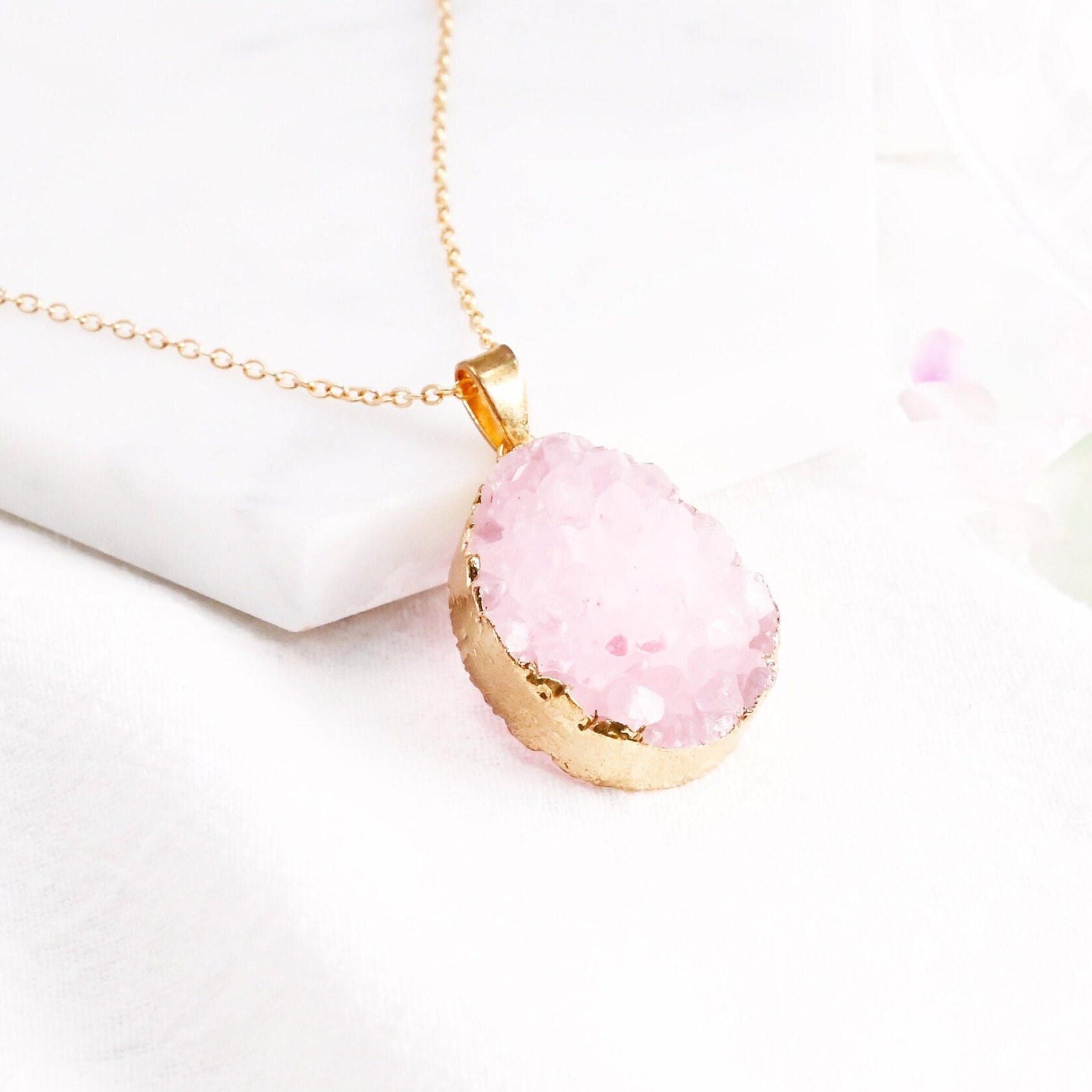 Rosenquarz Kristall Druzy Oval Gold Halskette - Quarz Ovale Rosenquarz Kristall Druzy Oval Gold Halskette - Quarz Ovale von MermaidRoseGems