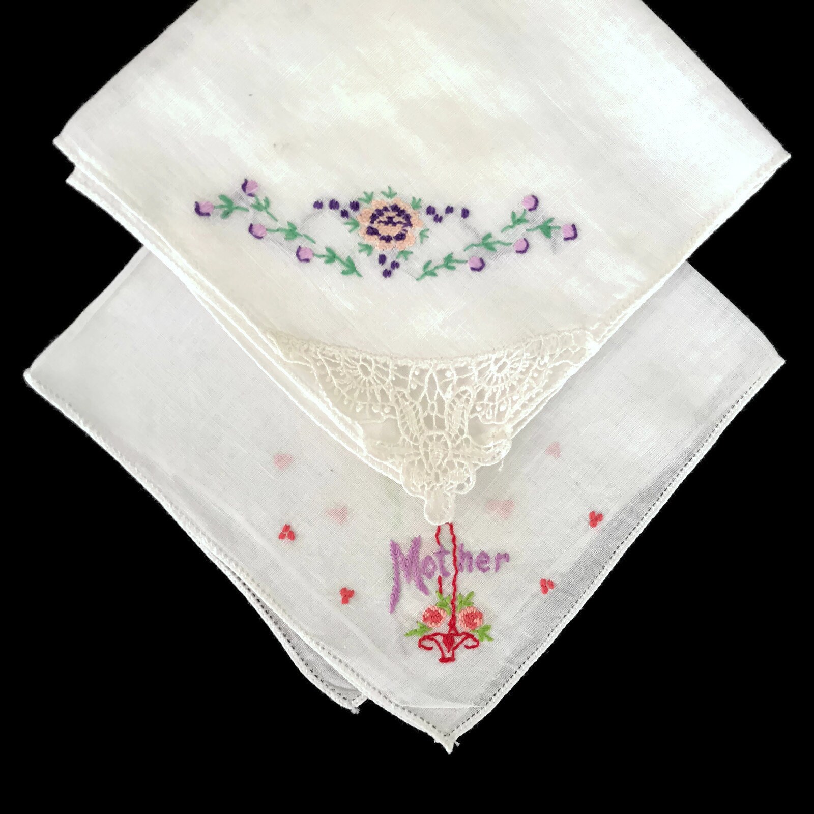 Vintage Hand Bestickte Leinen Taschentücher Blumen & Mutterstickerei, Spitzenecke Vintage Hand Bestickte Leinen Taschentücher Blumen & Mutterstickerei, Spitzenecke von MerrilyVerilyVintage