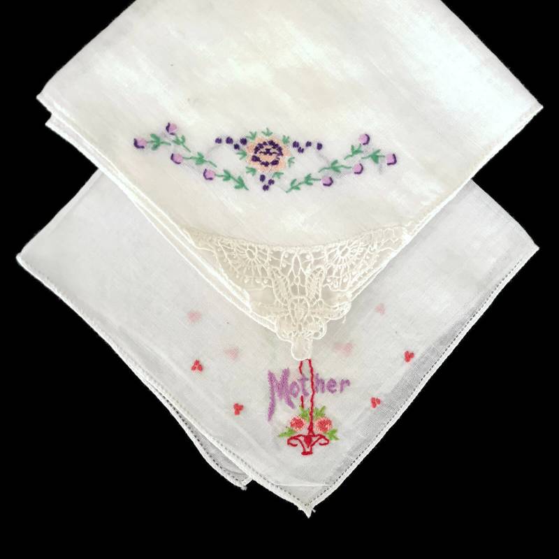 Vintage Hand Bestickte Leinen Taschentücher Blumen & Mutterstickerei, Spitzenecke Vintage Hand Bestickte Leinen Taschentücher Blumen & Mutterstickerei, Spitzenecke von MerrilyVerilyVintage