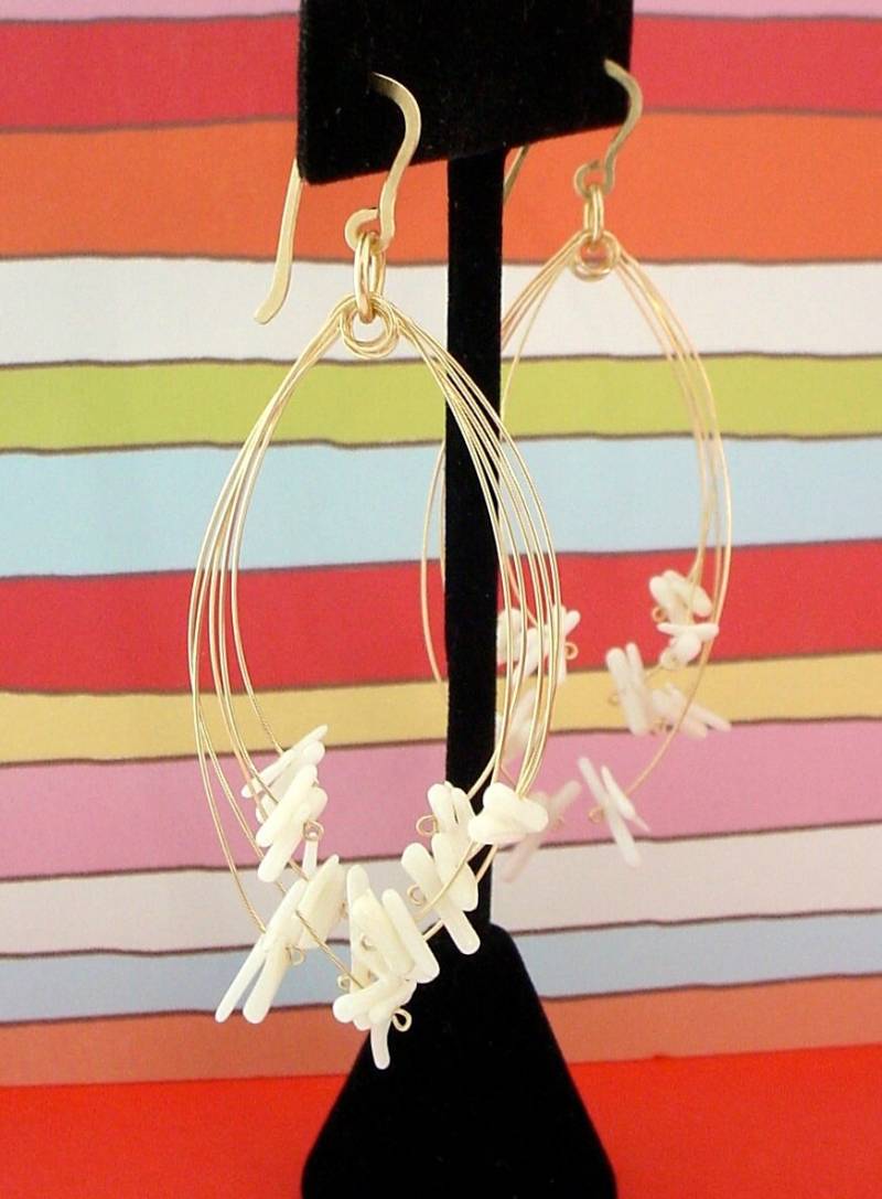 Weiße Koralle & Gold Feuerwerk Ohrringe Weiße Koralle & Gold Feuerwerk Ohrringe von MerrittGade