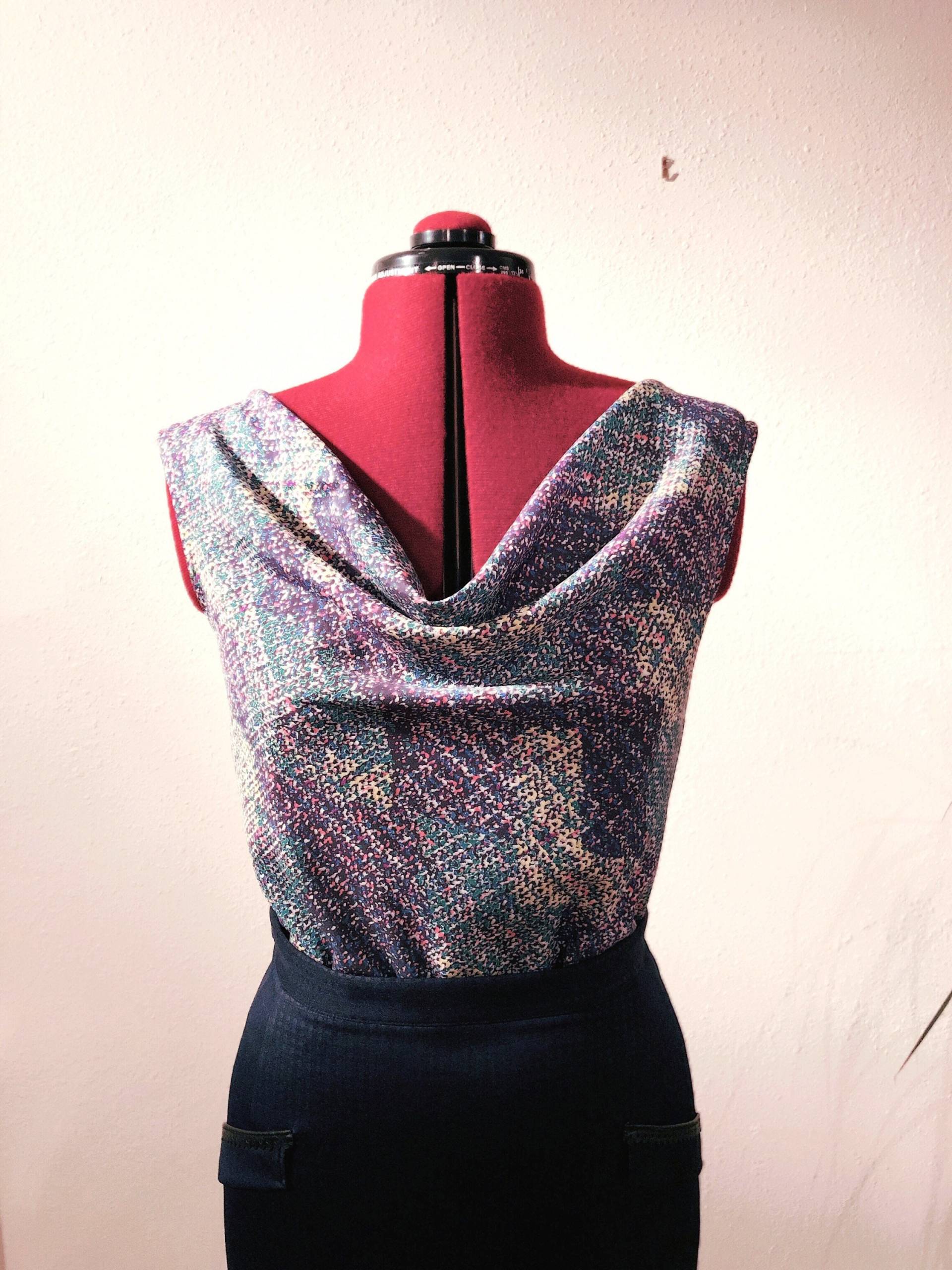 Ärmelloses Top/ Rindshals Tank Top/ Mehrfarbiges Helles Lila Blau Grün Gelb Print/ Frühlingstop/ Ostern/ Büromode Ärmelloses Top/ Rindshals Tank Top/ Mehrfarbiges Helles Lila Blau Grün Gelb Print/ Frühlingstop/ Ostern/ Büromode von Mertenville