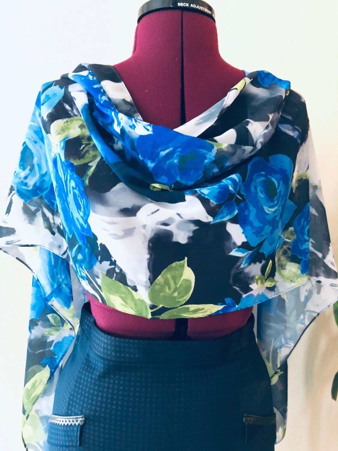 Blauer Schal/ Blauer Chiffon/ Schal Mit Blumenmuster/Weihnachtsgeschenk/ Geschenk Für Sie/ Geburtstagsgeschenk von Mertenville