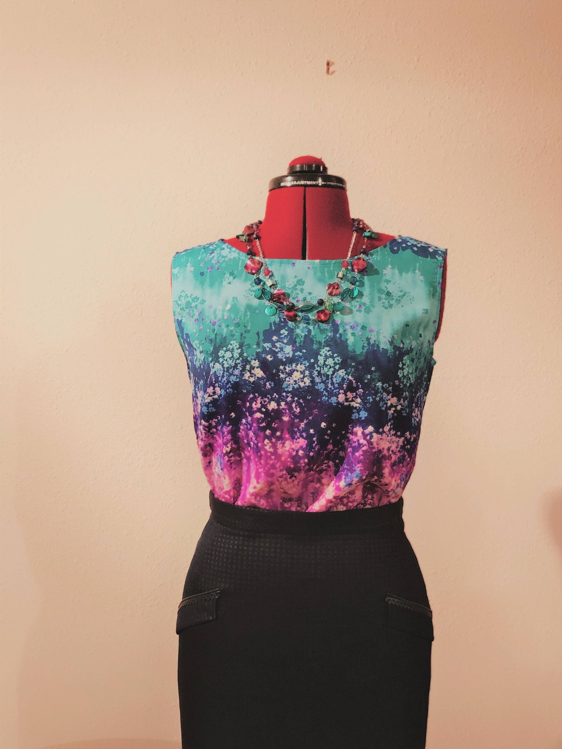 Dreifarbiges Ärmelloses Top/Lila Grün Rosa Frühlingsfarben Büro Top Lavendel Scope Ausschnitt Floral Print Dreifarbiges Ärmelloses Top/Lila Grün Rosa Frühlingsfarben Büro Top Lavendel Scope Ausschnitt Floral Print von Mertenville