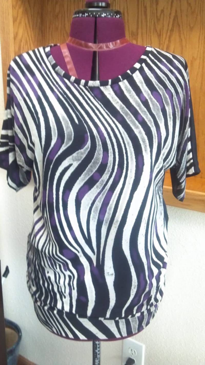 Tier Print T-Shirt/Schwarz Lila T Scoop Hals Kleine Größe Lange T-Shirt Tier Print T-Shirt/Schwarz Lila T Scoop Hals Kleine Größe Lange T-Shirt von Mertenville