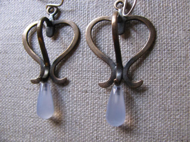Bronzene Laterne Ohrringe Mit Chalcedon Tropfen Bronzene Laterne Ohrringe Mit Chalcedon Tropfen von MerylShapiroJewelry