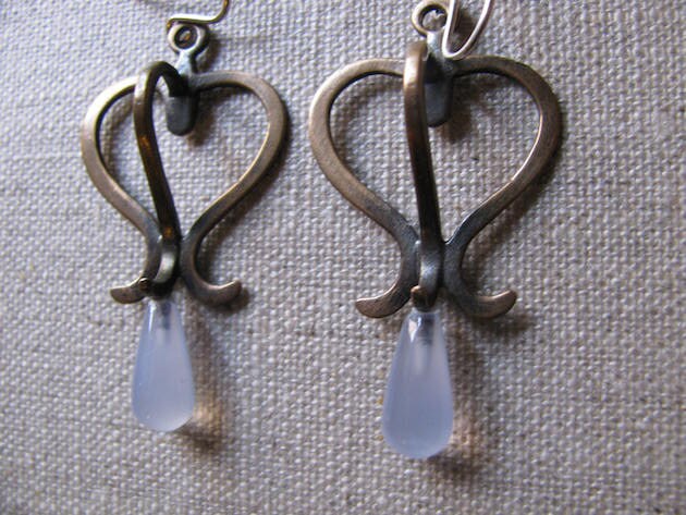 Bronzene Laterne Ohrringe Mit Chalcedon Tropfen Bronzene Laterne Ohrringe Mit Chalcedon Tropfen von MerylShapiroJewelry